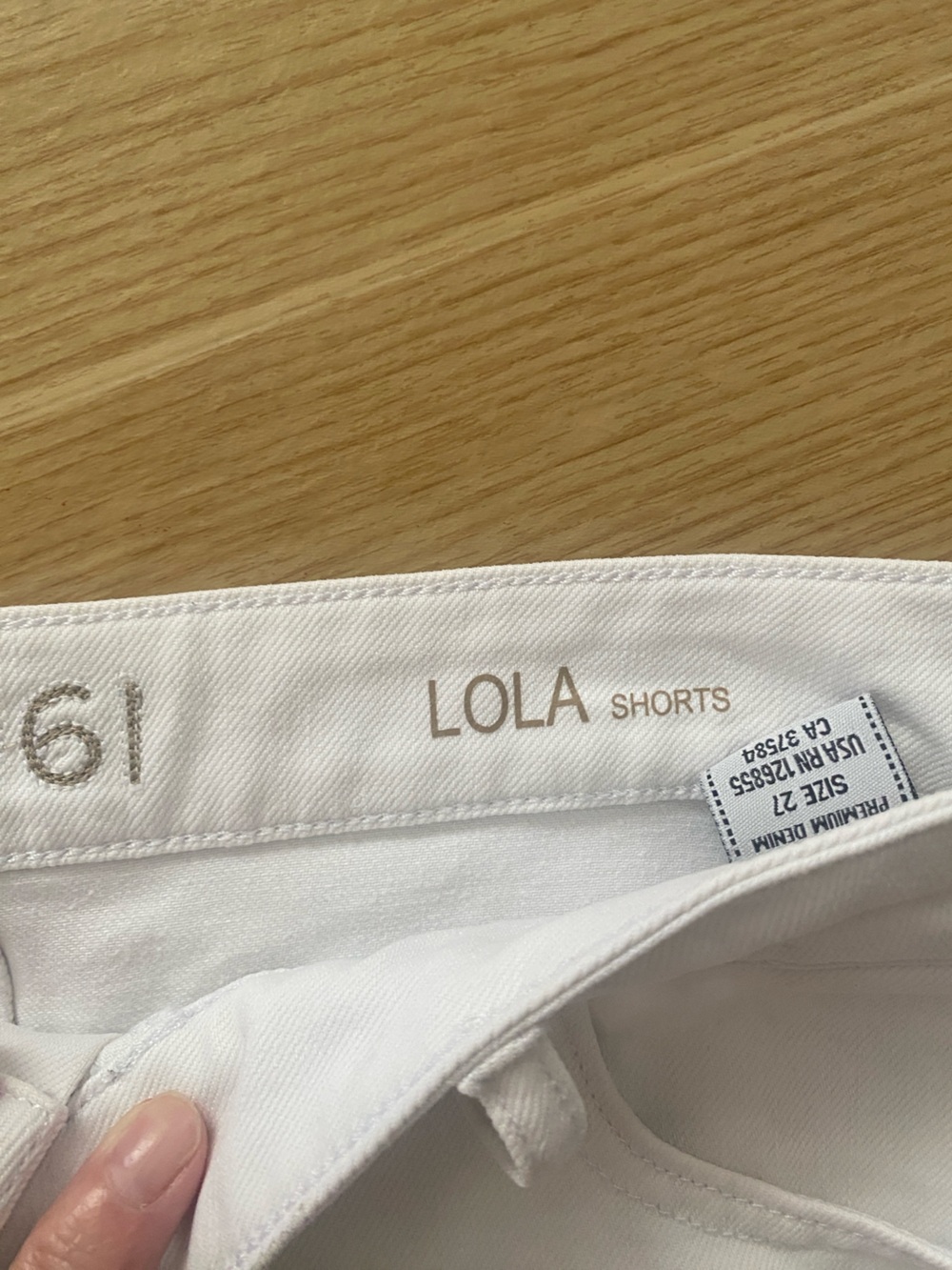 DL1961 Lola White Frayed Hem Denim Shorts SIZE 27. A stain callout - Picture 5 of 15